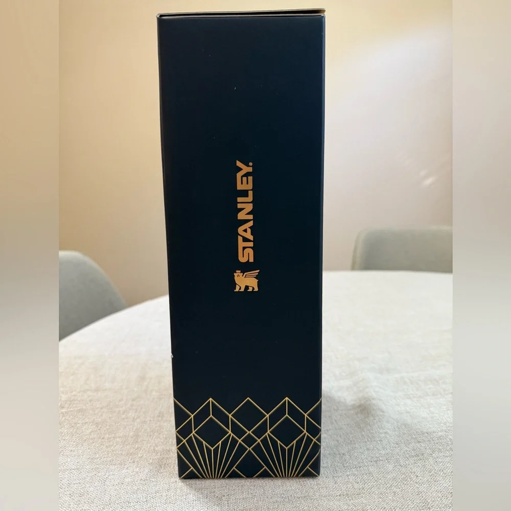 Stanley Navy and Gold Flowstate Tumbler with Straw 40 oz - Picture 9 of 10